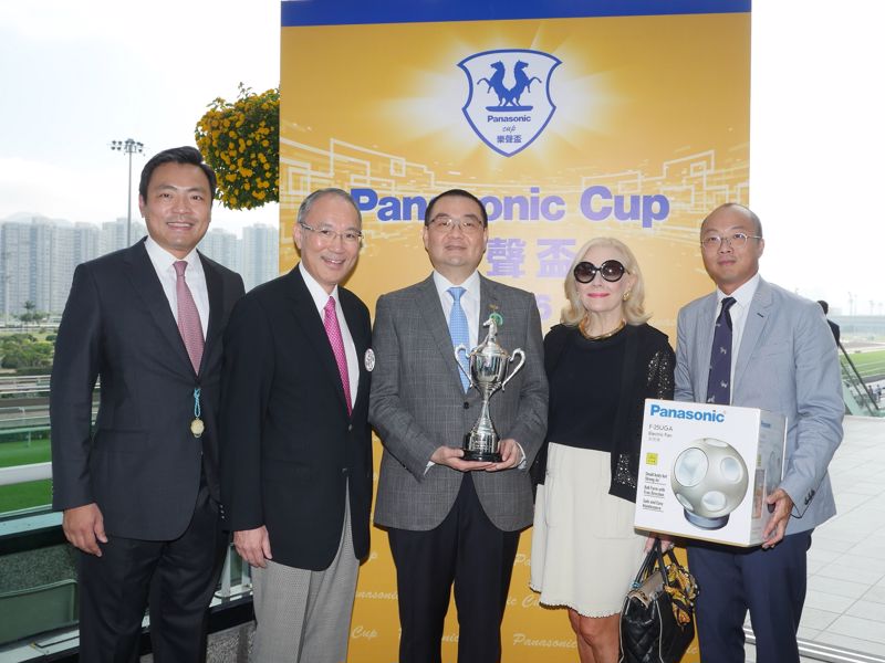 (左二) 日本駐港總領事松田邦紀先生頒發獎盃及Panasonic球型創風機予非獎盃賽事勝出馬匹的馬主。